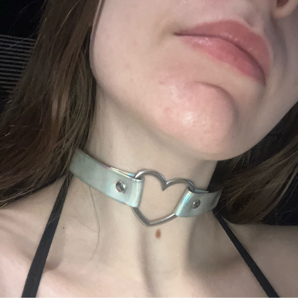 2016 TUMBLR GRUNGE HOLOGRAPHIC SILVER HEART CHOKER - Picture 12 of 14